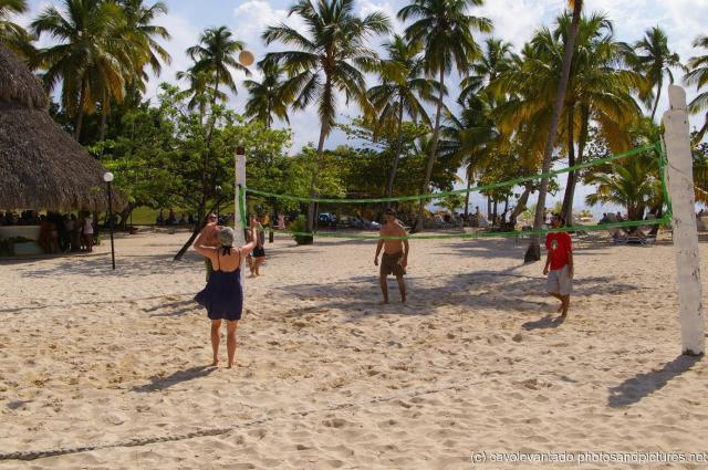 People playing volleyball at Cayo Levantado.jpg