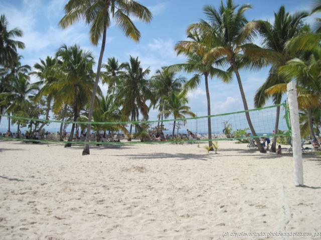 Volleyball net at Cayo Levantado.jpg