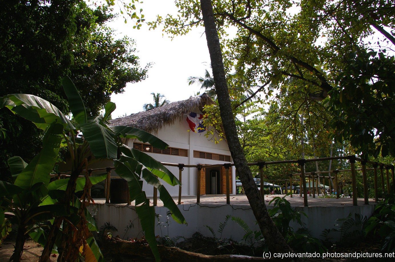 White building at Cayo Levantado.jpg