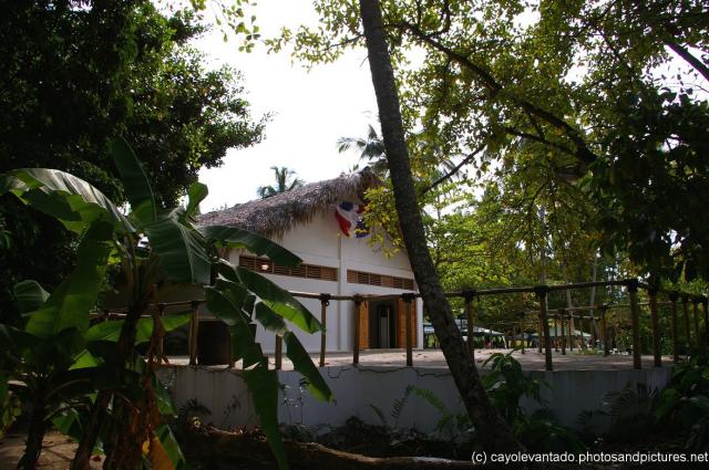 White building at Cayo Levantado.jpg