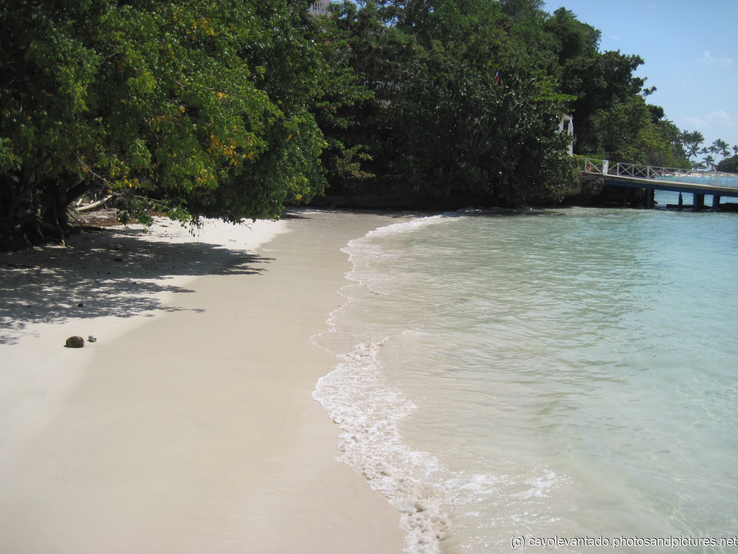 Beach area off the dock at Cayo Levantado.jpg
