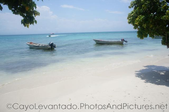 Two boats at a quiet area of Cayo Levantado.jpg