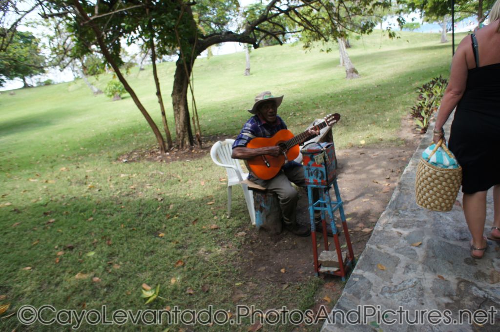Guitar player at Cayo Levantado.jpg