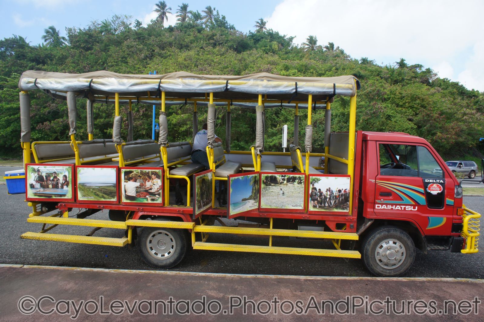 Samana tour bus.jpg
