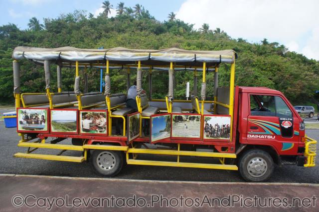 Samana tour bus.jpg