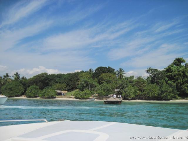 Cayo Levantado tender boat approaching dock.jpg