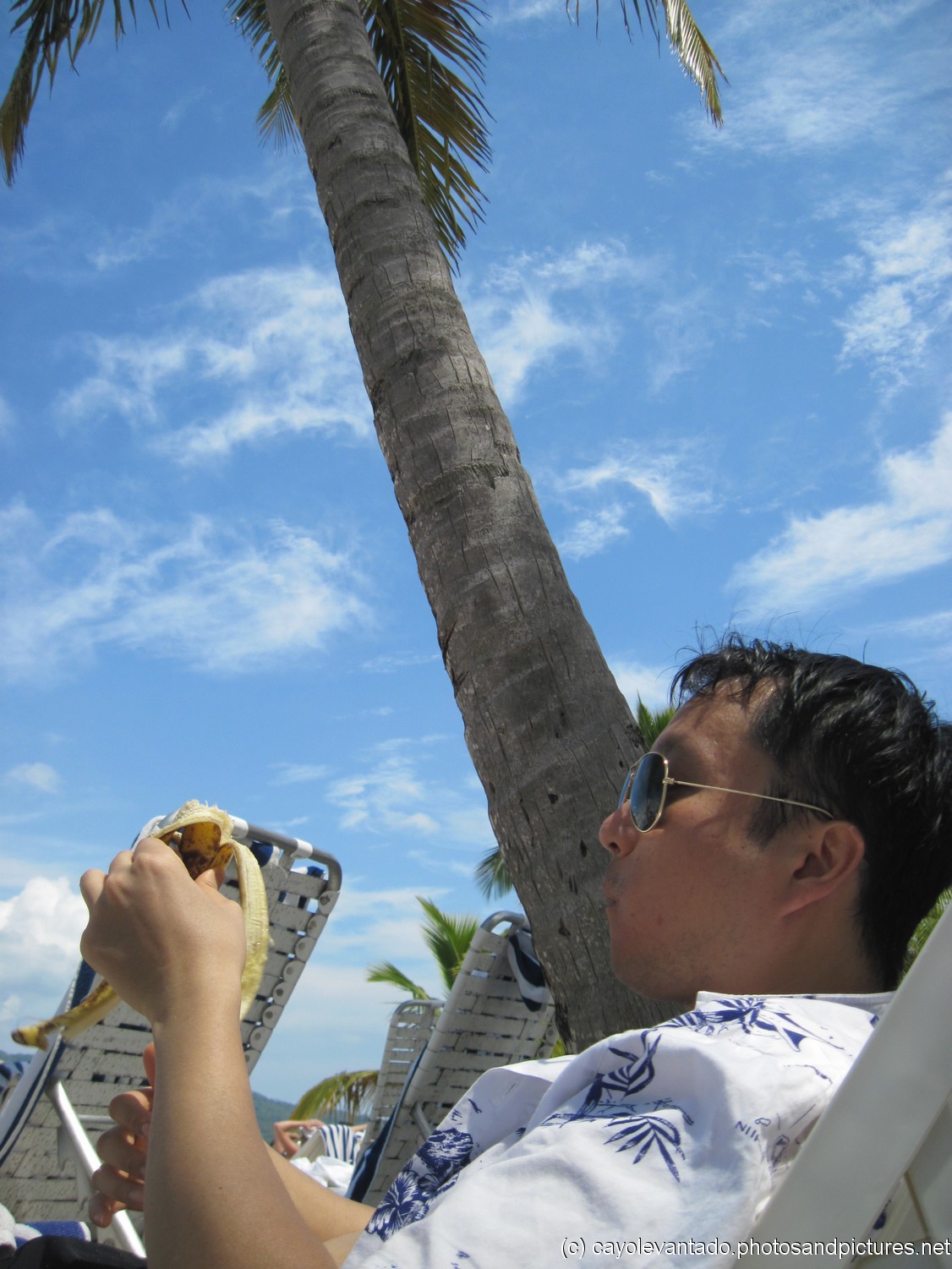 David eats a banana at Cayo Levantado.jpg