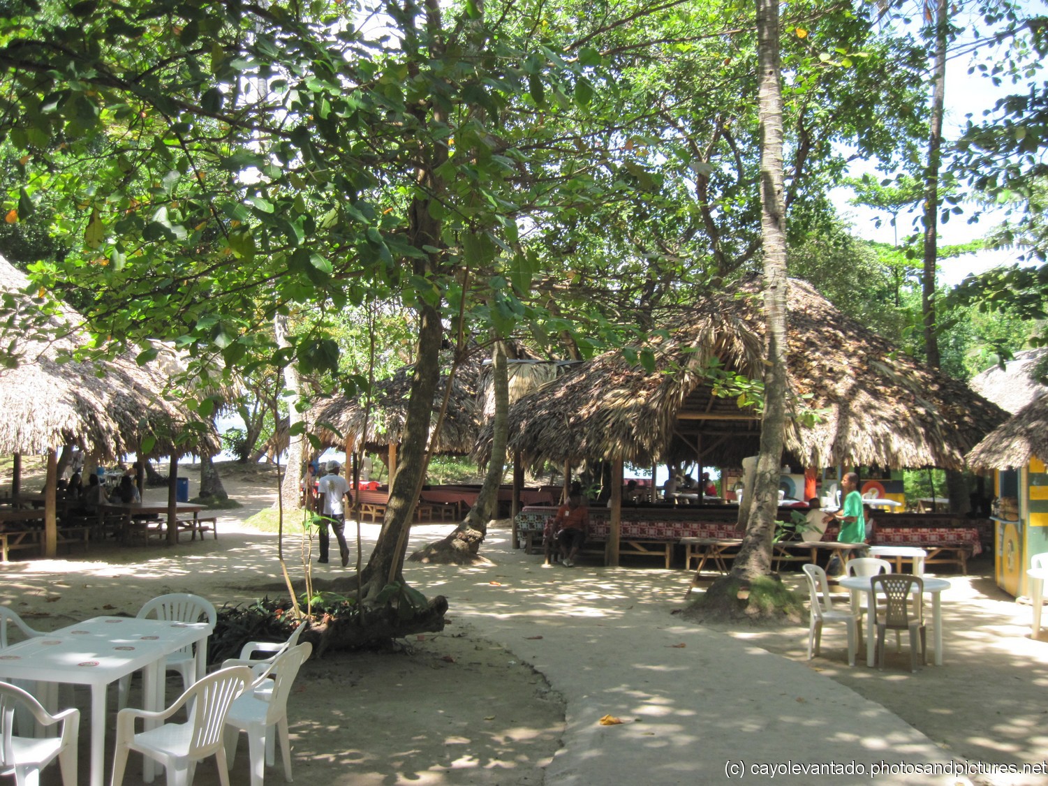 Food shacks at Cayo Levantado.jpg